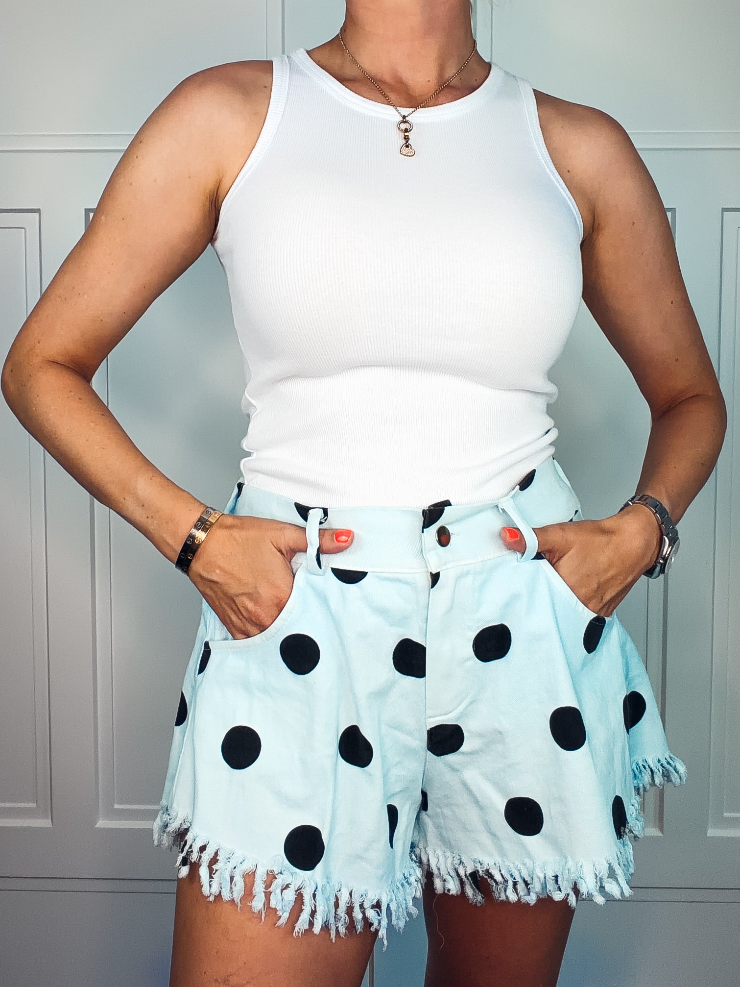 Gepunktete Shorts in Hellblau mit Fransen – Made in Italy