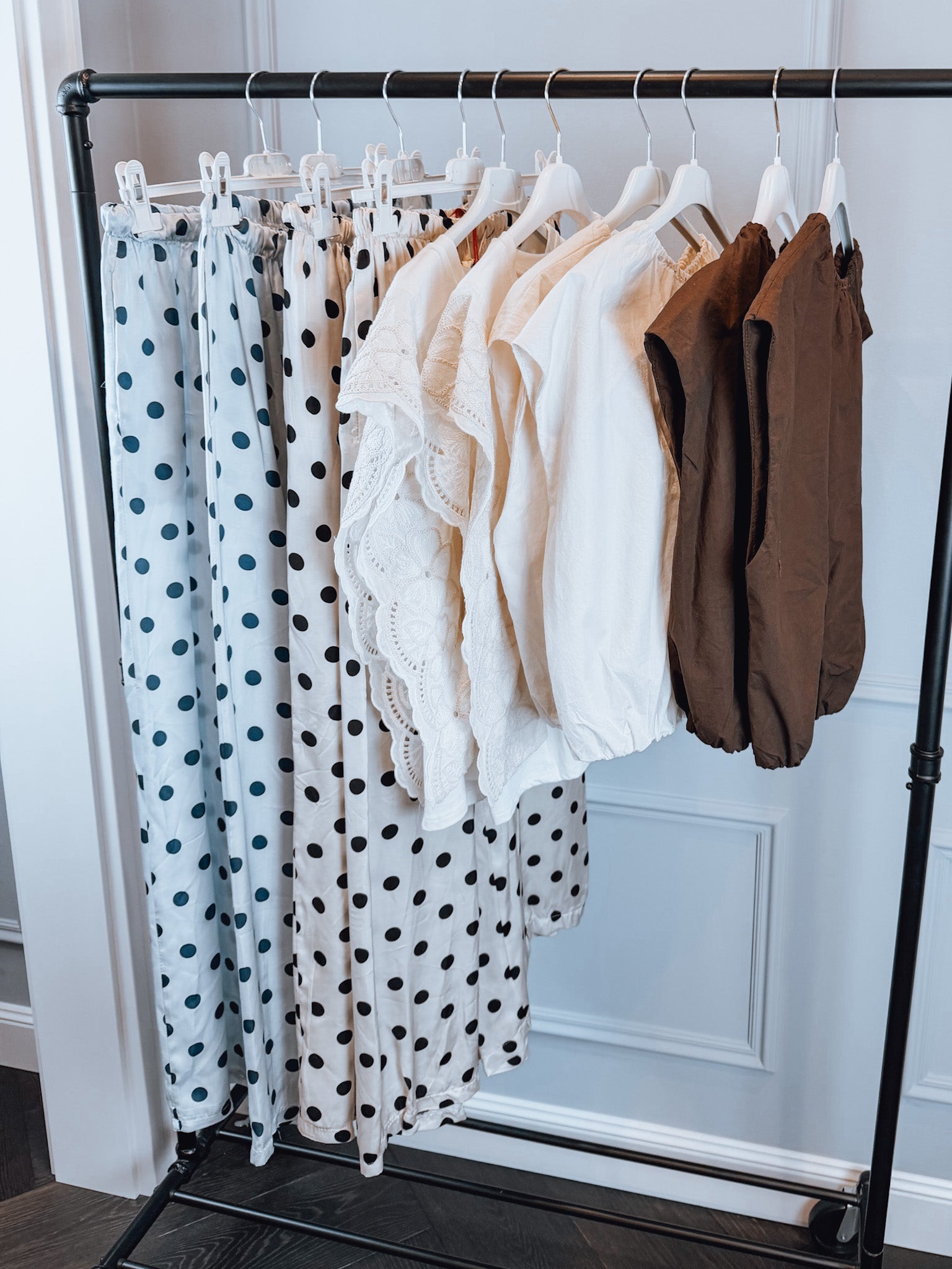 HOSE Beige mit schwarzen Punkten