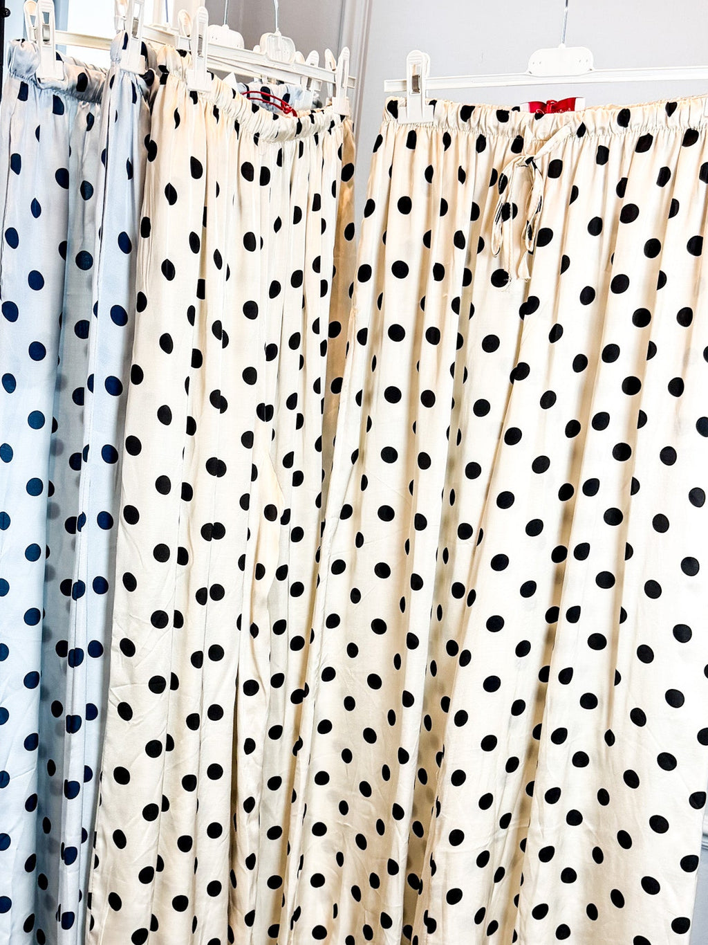 HOSE Beige mit schwarzen Punkten
