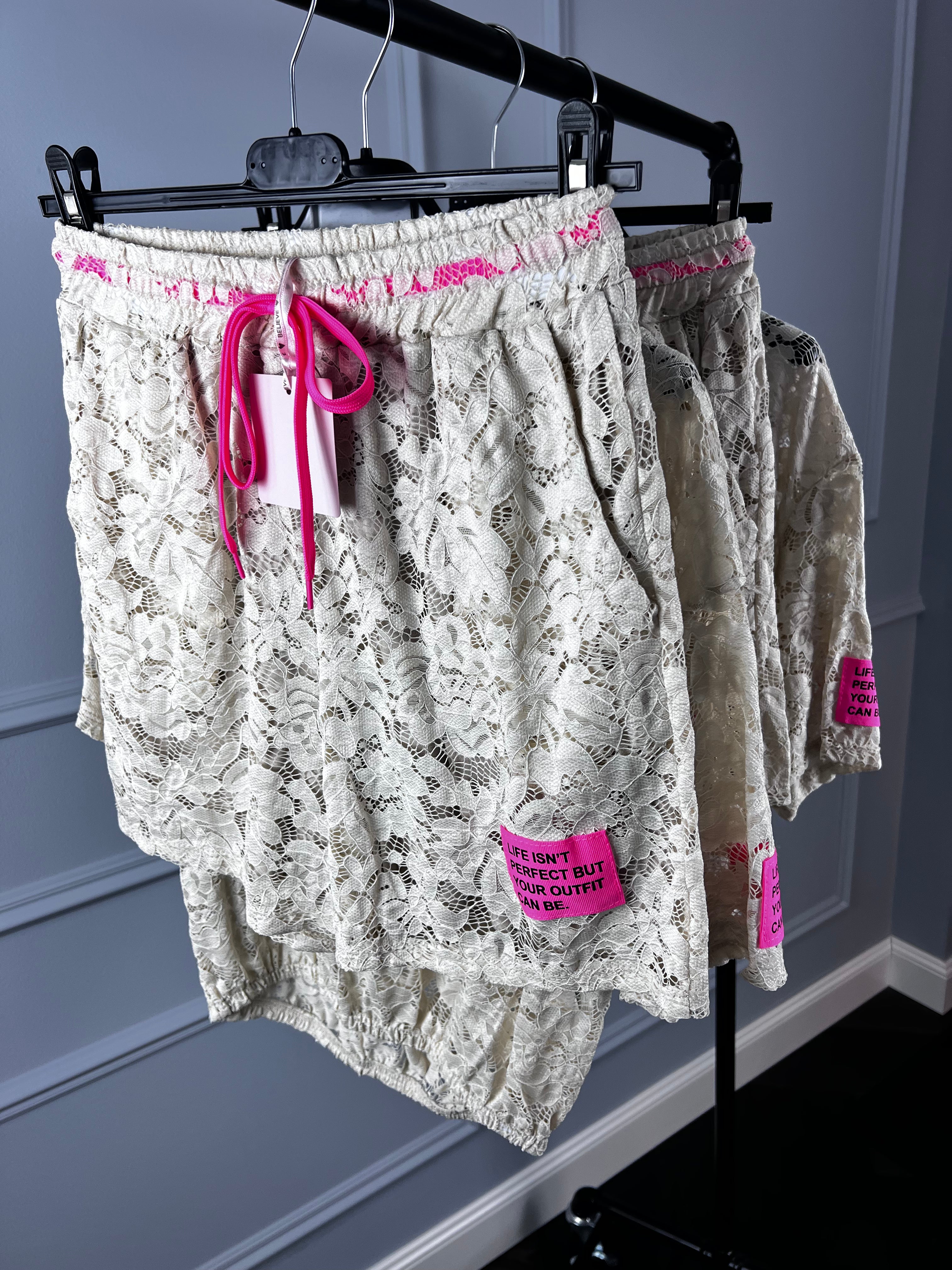 SHORTS beige Spitze