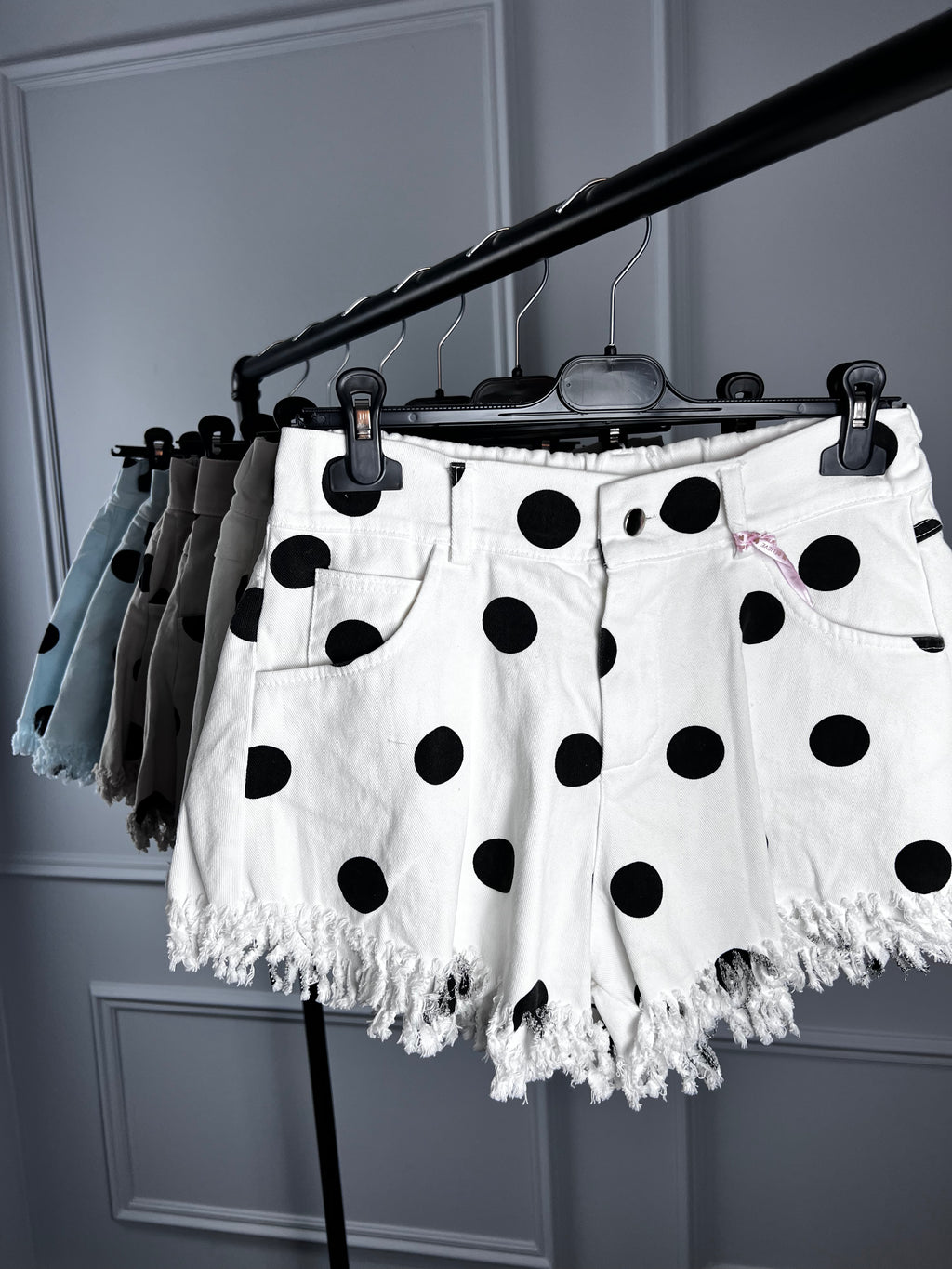 SHORTS weiß gepunktet
