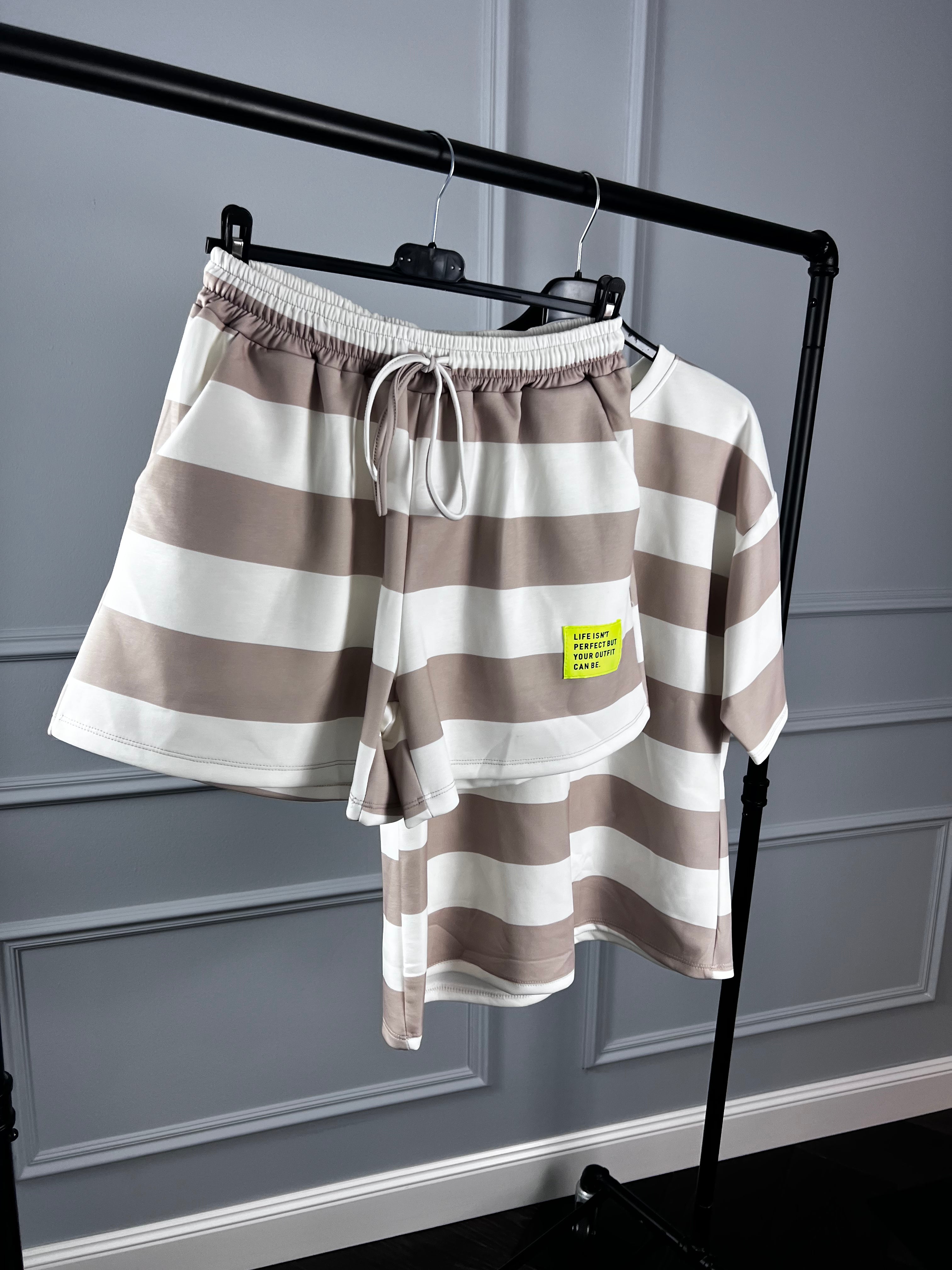 SHORTS beige und weiß gestreift