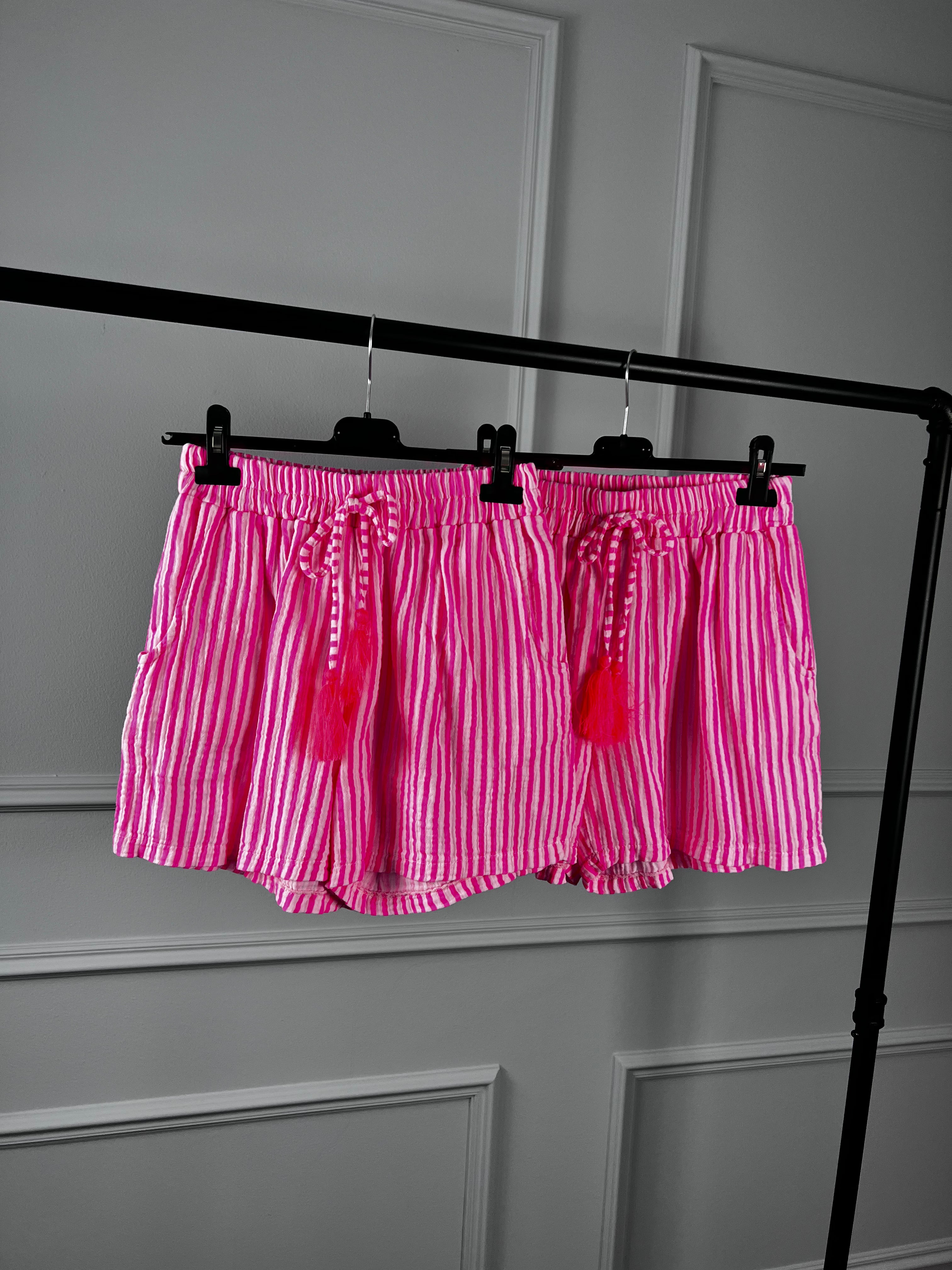 SHORTS neonpink gestreift aus Musselin