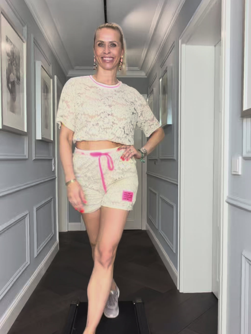 Spitzen-Zweiteiler in Beige mit Neon-Pink | Made in Italy | Gr. 36–38
