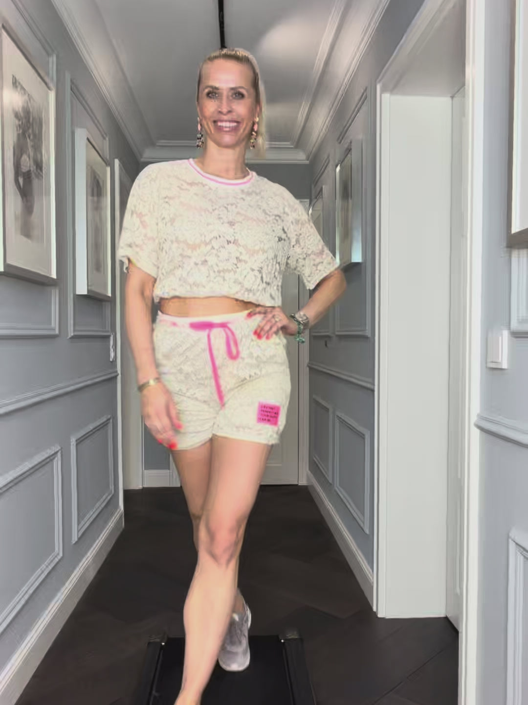 Spitzen-Zweiteiler in Beige mit Neon-Pink | Made in Italy | Gr. 36–38